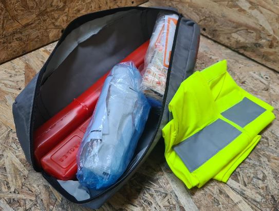 Комплект засобів безпеки (аптечка, жилет, знак аварійної зупинки - 2 шт.) (42981)